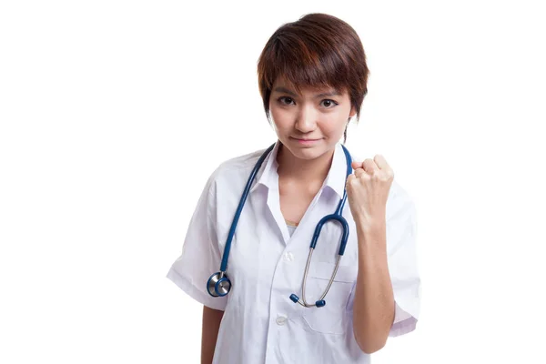 Портрет уверенности молодой женщины-врача держит кулак . — стоковое фото