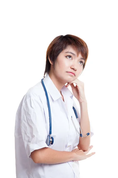 Asiatische junge Ärztin denken Blick nach oben. — Stockfoto