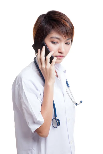 Aziatische jonge dokter vrouw met stethoscoop gebruik mobiele telefoon. — Stockfoto