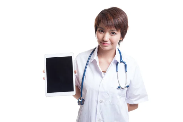 Asiático jovem médico mostrar tablet pc . — Fotografia de Stock