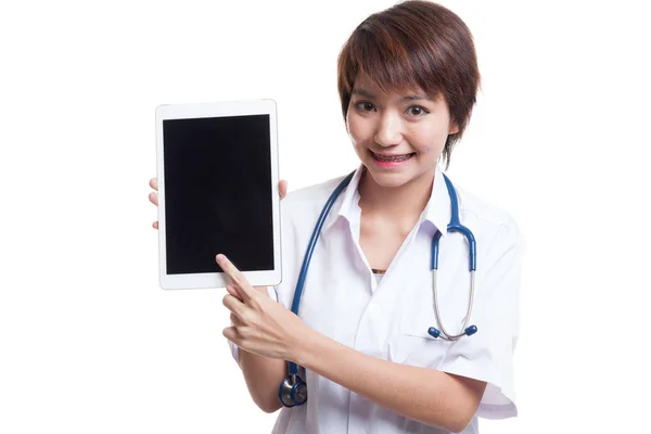 Asiatische junge Ärztin Touchscreen auf Tablet-PC. — Stockfoto