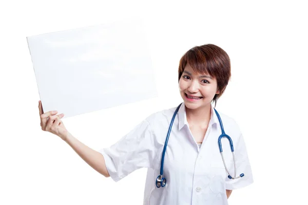 Pokaż młodych azjatyckich kobiet lekarza pusty znak. — Zdjęcie stockowe