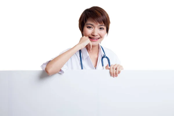 Jovem asiático médico feminino em pé atrás branco outdoor . — Fotografia de Stock