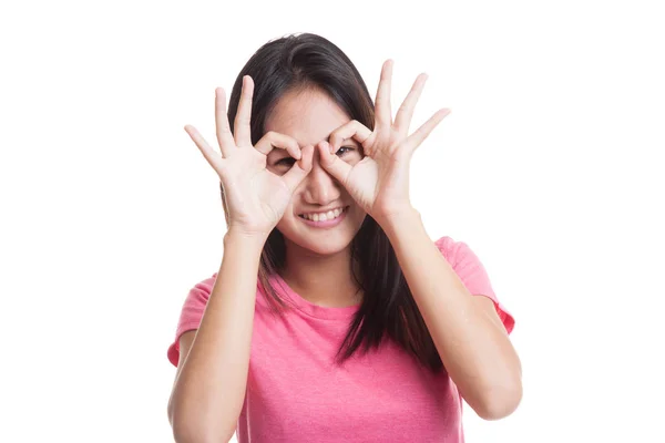 Mujer asiática hacer divertido doble OK signo como gafas — Foto de Stock
