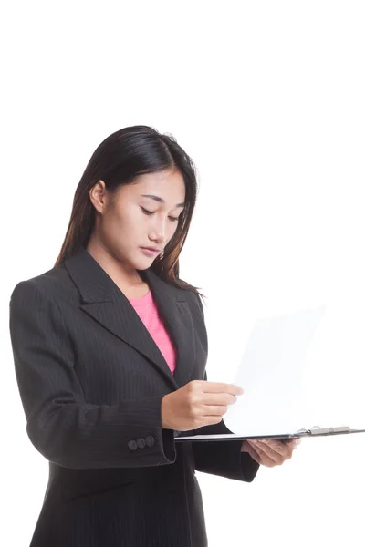 Молодая азиатская деловая женщина с планшетом — стоковое фото