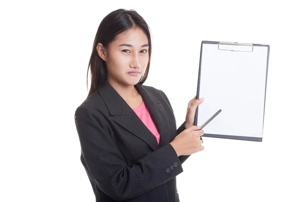 Mujer de negocios asiática infeliz punto a portapapeles con pluma . —  Fotos de Stock