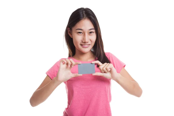 Jovem mulher asiática sorriso com cartão em branco . — Fotografia de Stock