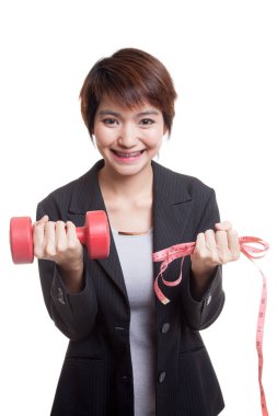 Dambıl ve ölçüm bandı ile sağlıklı Asya iş kadını.