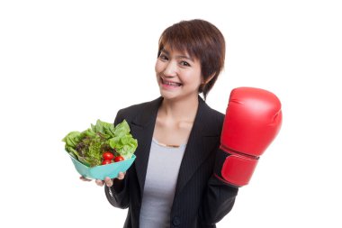 Genç Asyalı iş kadını boks eldiven ve salata ile.