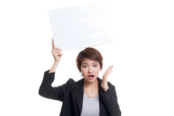 Jonge Aziatische zakelijke vrouw verrassen met witte leeg bord. — Stockfoto