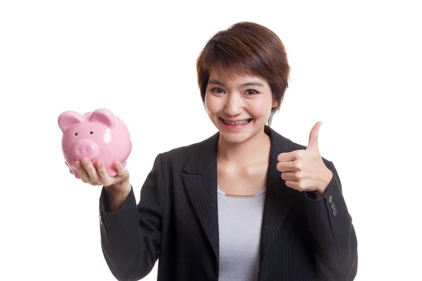 Aziatische zakelijke vrouw duimen omhoog met varken munt bank. — Stockfoto