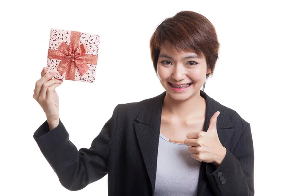 Jonge Aziatische zakelijke vrouw duimen omhoog met een geschenkdoos. — Stockfoto