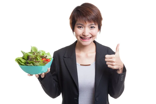 Gezonde Aziatische business vrouw duimen omhoog met salade. — Stockfoto