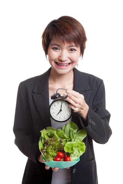 Jonge Aziatische zakenvrouw met klok en salade. — Stockfoto