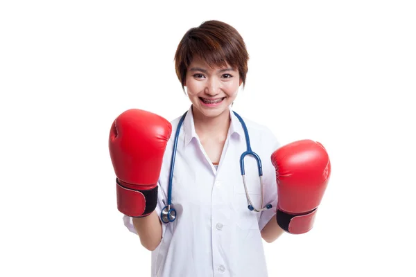 Młode azjatyckie kobiece lekarz gotowy do walki. — Zdjęcie stockowe