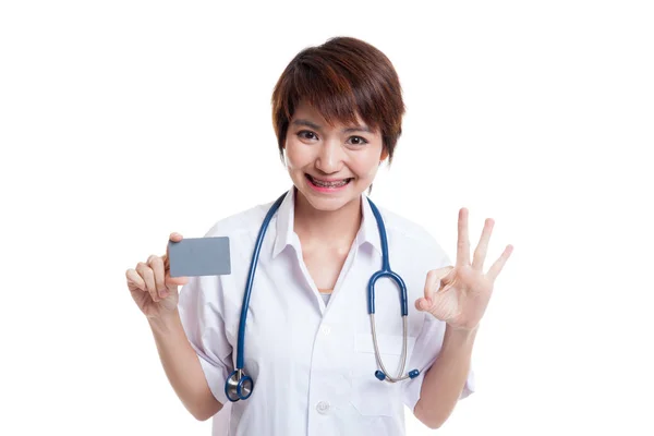 Asian young female doctor show Ok sign with blank card. — Stock Photo, Image