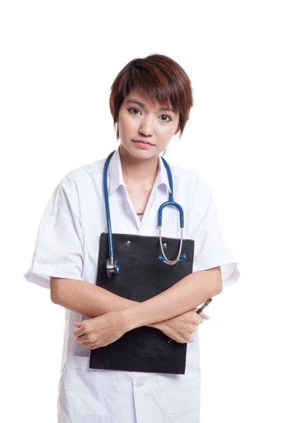 Asiatische junge Ärztin Lächeln mit einem Klemmbrett. — Stockfoto