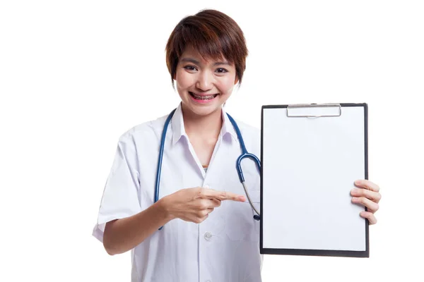 Joven mujer asiática médico punto a un portapapeles en blanco . —  Fotos de Stock