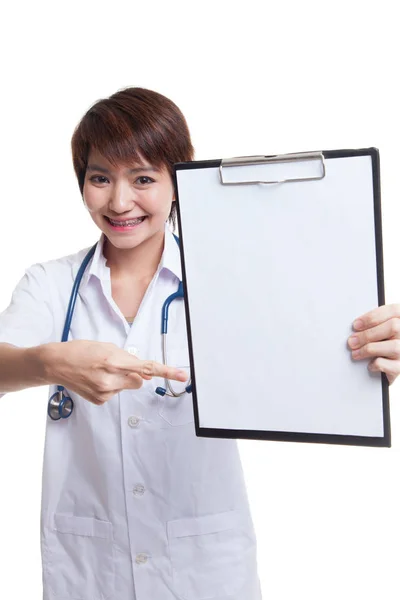 Young Asian female doctor point to a blank clipboard. — Stock Photo, Image
