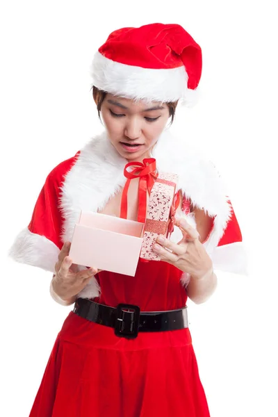 Азиатская девочка Санта-Клаус и подарочная коробка . — стоковое фото