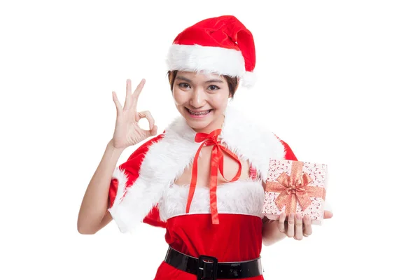 Asiático Navidad santa claus chica show ok y regalo caja isolate — Foto de Stock