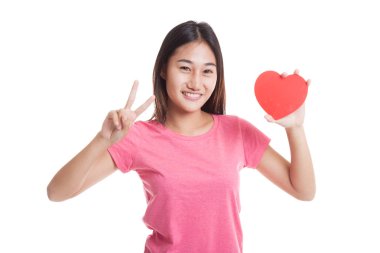 Asyalı kadın zafer işareti kırmızı kalp ile göster.