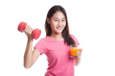 Genç Asyalı kadın dumbbell içki portakal suyu ile.