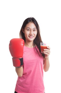 Domates suyu ve Boks eldiveni ile genç Asyalı kadın.