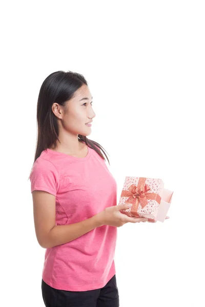 Młoda kobieta azjatyckich Otwórz pudełko. — Zdjęcie stockowe