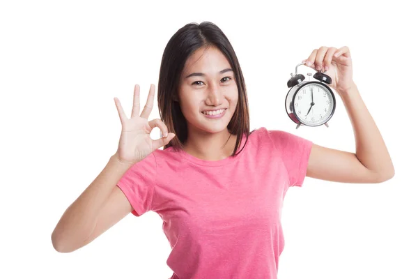 Junge asiatische Frau zeigen ok mit einer Uhr. — Stockfoto