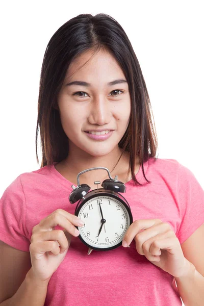 Junge asiatische Frau lächeln mit einer Uhr. — Stockfoto