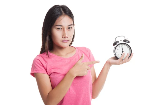 Wütende junge asiatische Frau zeigt auf eine Uhr. — Stockfoto