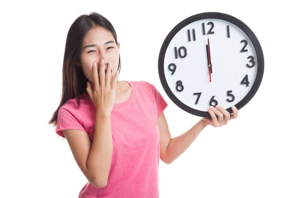 Sonolento jovem mulher asiática com um relógio de manhã . — Fotografia de Stock