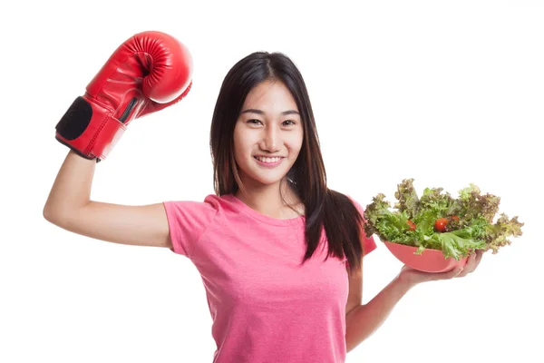Mladá asijská žena s Boxerské rukavice a salátem. — Stock fotografie