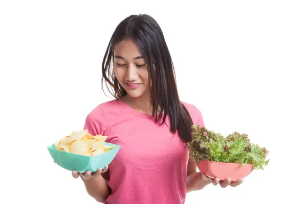 Jovem mulher asiática com batatas fritas e salada . — Fotografia de Stock