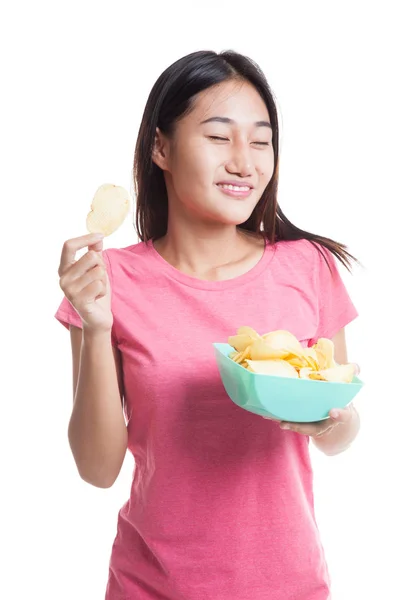 Genç Asyalı kadın yemek patates cipsi. — Stok fotoğraf