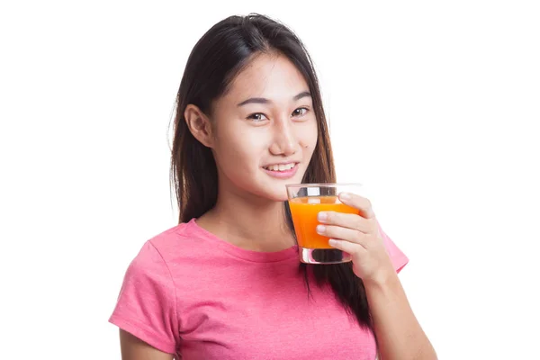 Jovem mulher asiática beber suco de laranja . — Fotografia de Stock