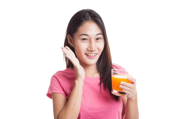 Glücklich junge asiatische Frau trinken Orangensaft. — Stockfoto