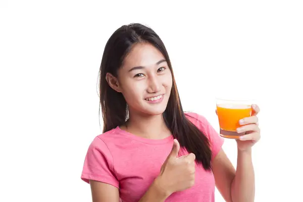 Junge asiatische Frau Daumen nach oben trinken Orangensaft. — Stockfoto