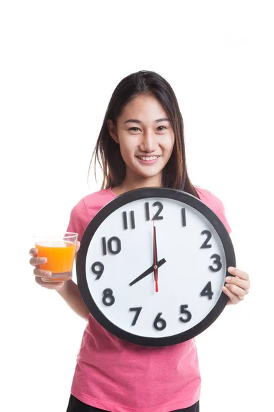 Femme asiatique avec une horloge boisson jus d'orange . — Photo