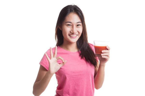 Mladá asijská žena show Ok s rajčatovou šťávou. — Stock fotografie