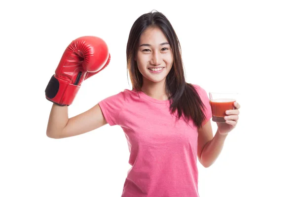 Joven mujer asiática con jugo de tomate y guante de boxeo . —  Fotos de Stock