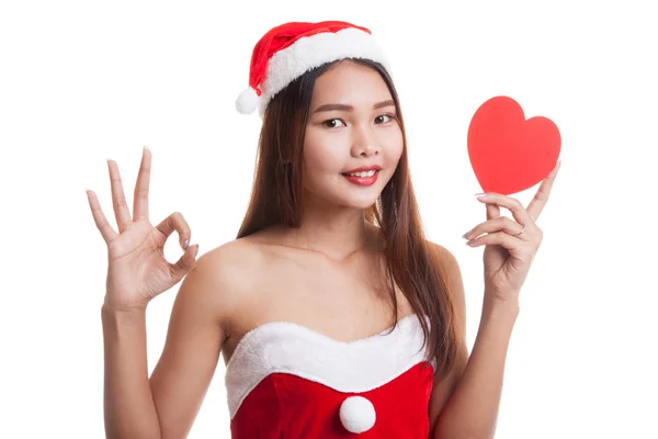 Asiático Natal Papai Noel menina mostrar OK com coração vermelho . — Fotografia de Stock