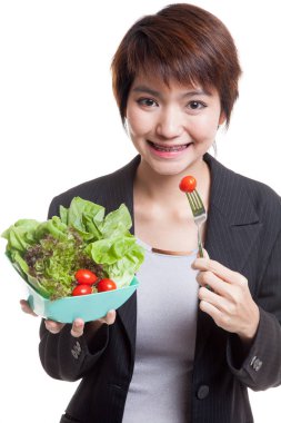 Sağlıklı Asya iş kadını ile salata.