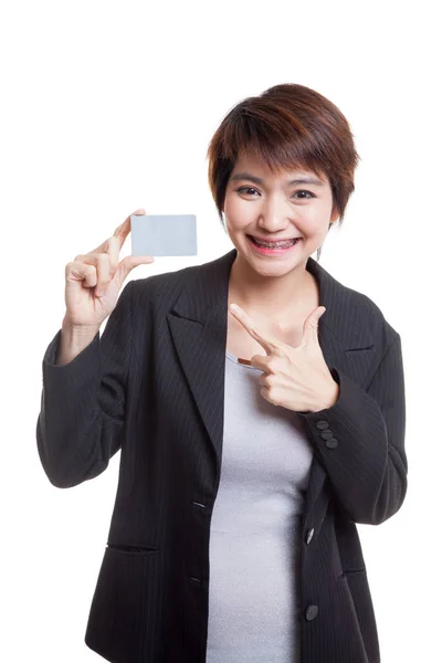 Joven mujer de negocios asiática apuntan a una tarjeta en blanco . — Foto de Stock