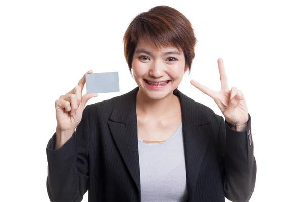 Junge asiatische Geschäftsfrau zeigt Sieg mit einer leeren Karte. — Stockfoto