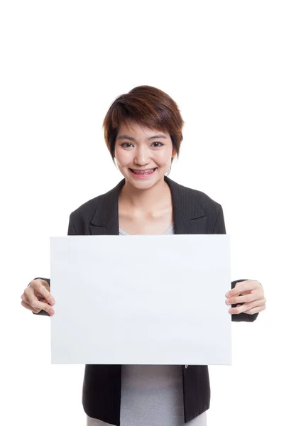 Mladé asijské obchodní žena s bílým prázdný znak. — Stock fotografie