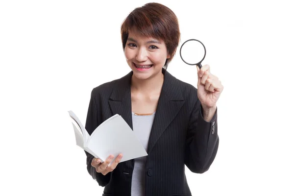 Mujer de negocios asiática con un libro y lupa . —  Fotos de Stock