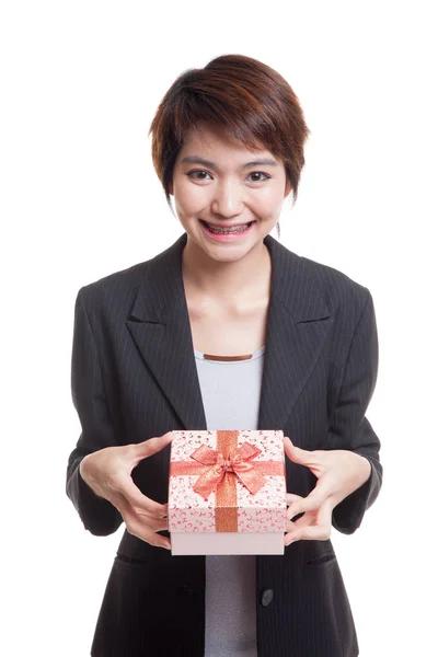 Young Asian business woman with a gift box. — Stock Photo, Image