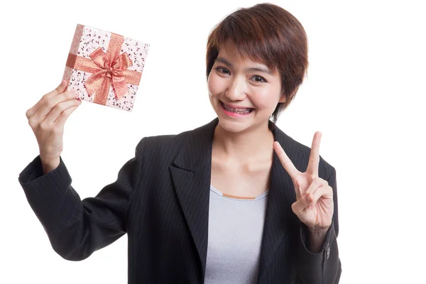 アジア ビジネスの女性表示ギフト ボックスが勝利のサイン. — ストック写真
